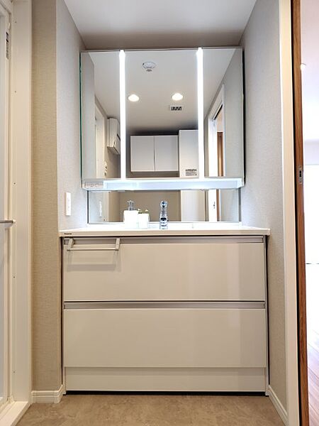 白を基調とした清潔感のあるパウダールームです。鏡裏には歯ブラシや化粧品も収納できます。