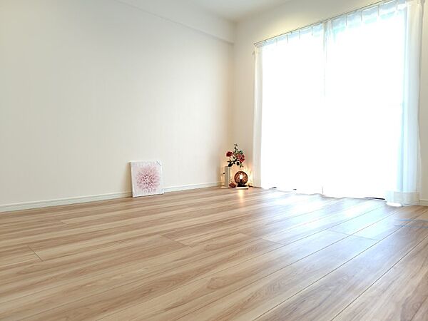 白と木目を基調とした暖かみのある明るいお部屋です。どんな家具とも合わせられます。