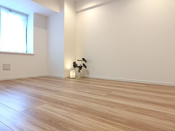 白を基調とした明るいお部屋です。趣味部屋や書斎としてもお使いいただけます。