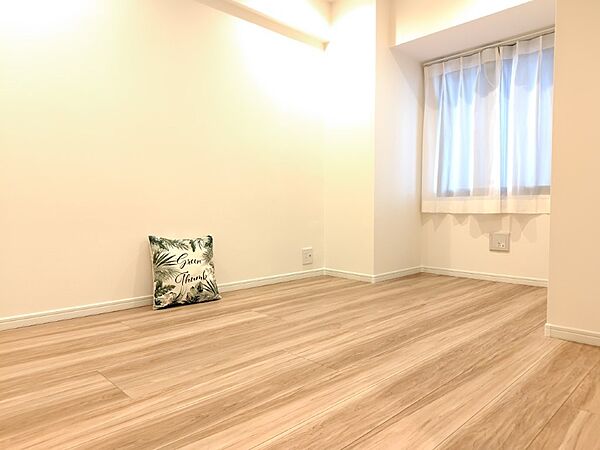 柔らかな日差しが差し込む洋室は主寝室としてもお使いいただけます。