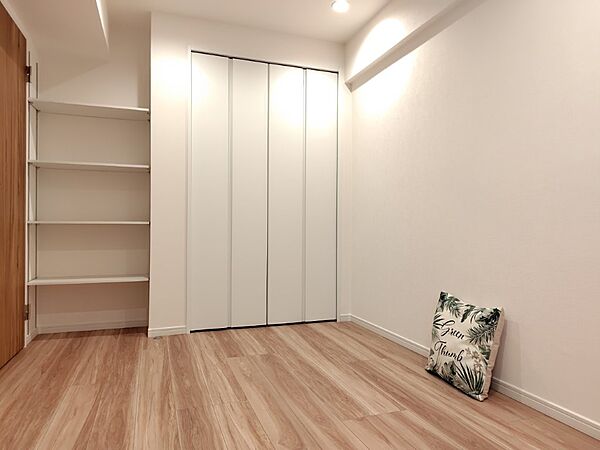 収納が付いているので小物の収納に困りません。