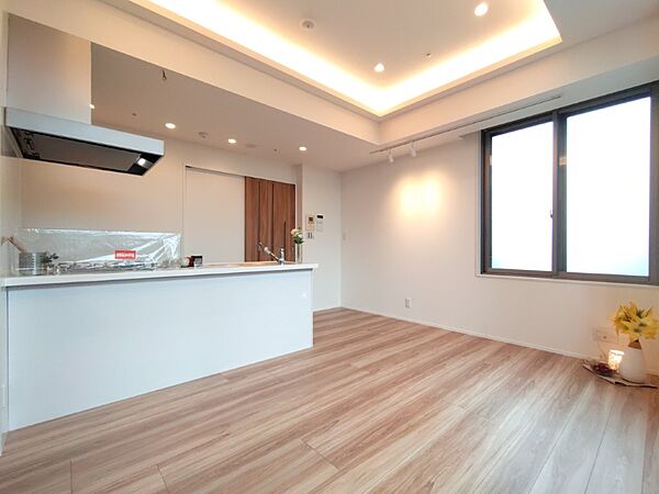 白と木目を基調とした暖かみのある明るいお部屋です。どんな家具とも合わせられます。