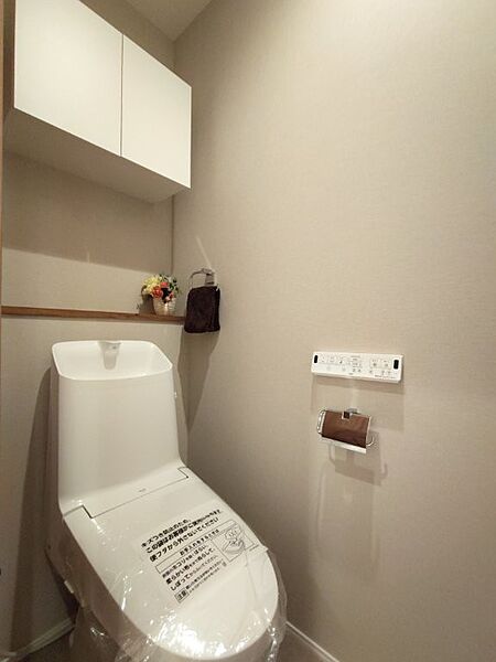 清潔で快適な温水洗浄機能付トイレです。シンプルで使い勝手がよく、お掃除も楽チンです。