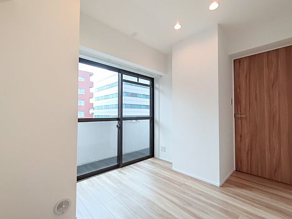 白と木目を基調とした暖かみのある明るいお部屋です。どんな家具とも合わせられます。