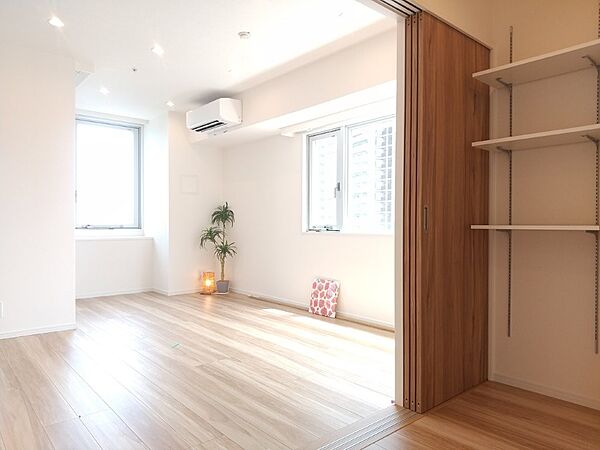 LDKとの間仕切りを開けるとより広々とした空間が広がります。