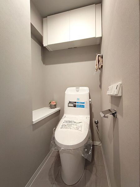 清潔で快適な温水洗浄機能付トイレです。シンプルで使い勝手がよく、お掃除も楽チンです。