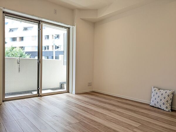 柔らかな日差しが差し込む洋室は主寝室としてもお使いいただけます。