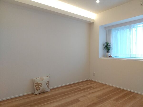 白と木目を基調とした暖かみのある明るいお部屋です。どんな家具とも合わせられます。