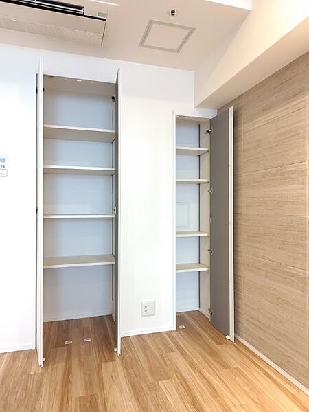 ちょっとした収納もあり、リビングをすっきりお使いいただけます。