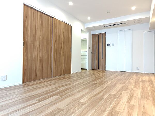 白と木目を基調とした暖かみのある明るいお部屋です。どんな家具とも合わせられます。