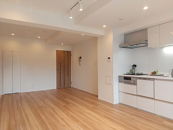 白と木目を基調とした暖かみのある明るいお部屋です。どんな家具とも合わせられます。