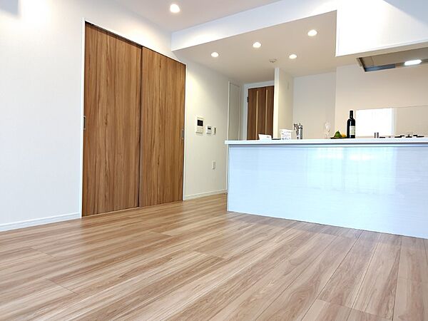 白と木目を基調とした暖かみのある明るいお部屋です。どんな家具とも合わせられます。