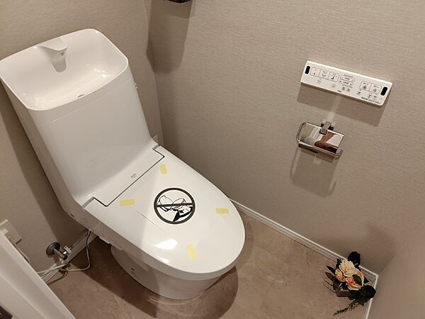清潔で快適な温水洗浄機能付トイレです。シンプルで使い勝手がよく、お掃除も楽チンです。