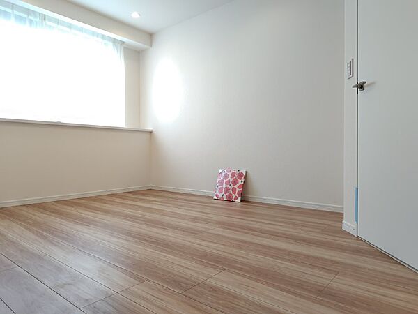 柔らかな日差しが差し込む洋室は主寝室としてもお使いいただけます。