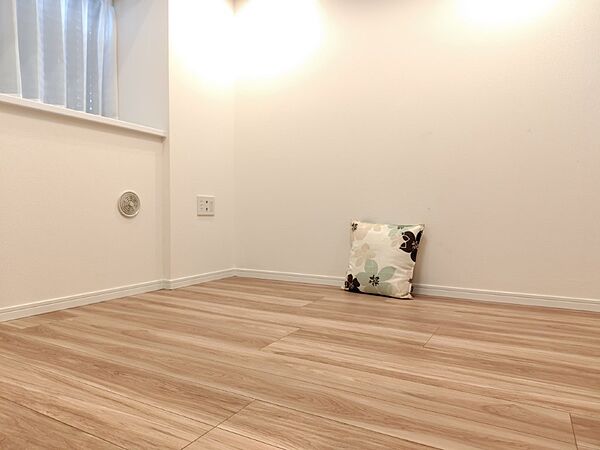 白と木目を基調とした暖かみのある明るいお部屋です。どんな家具とも合わせられます。