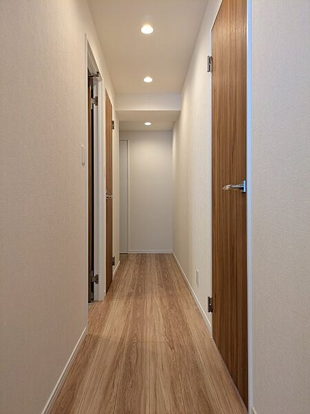 まとまりのある色彩で、落ち着いた雰囲気の玄関です。