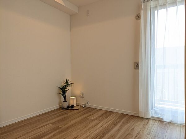 木目を基調とした暖かみのあるお部屋です。趣味部屋や書斎としてもお使いいただけます。