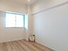 室内：白と木目を基調とした暖かみのある明るいお部屋です。どんな家具とも合わせられます。 