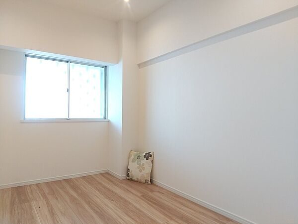 白と木目を基調とした暖かみのある明るいお部屋です。どんな家具とも合わせられます。