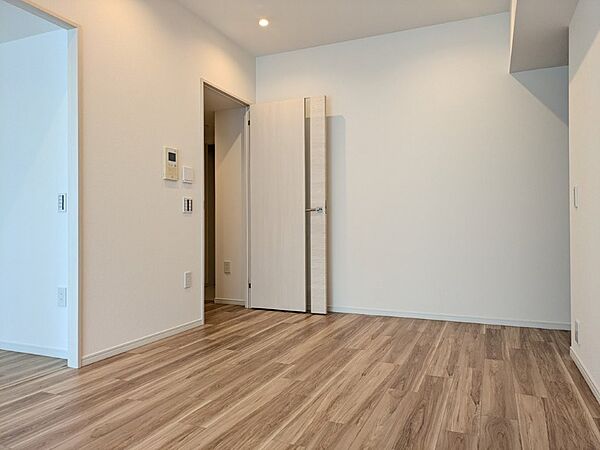 白を基調とした明るいお部屋です。どんな家具とも合わせられます。