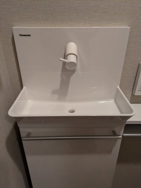 手洗いカウンター付きトイレです。すぐに手が洗えて便利ですね！