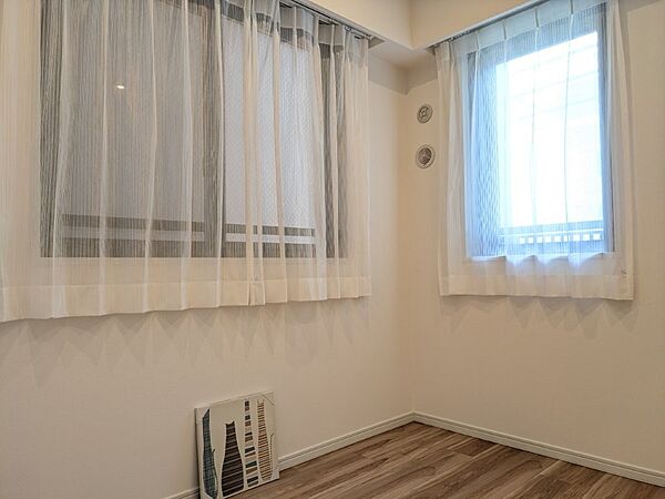 白と木目を基調とした暖かみのある明るいお部屋です。どんな家具とも合わせられます。