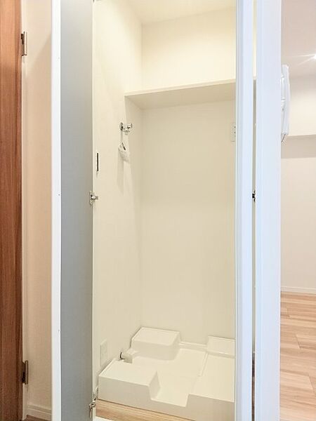 洗濯機置き場はお部屋をすっきり見せる扉付きです。
