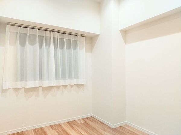 白と木目を基調とした暖かみのある明るいお部屋です。どんな家具とも合わせられます。