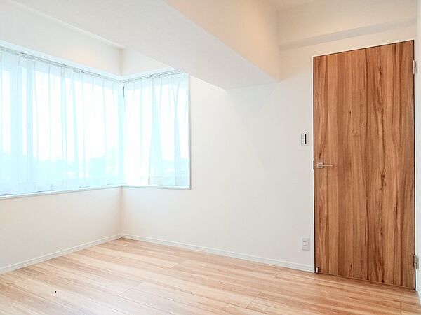 柔らかな日差しが差し込む洋室は主寝室としてもお使いいただけます。