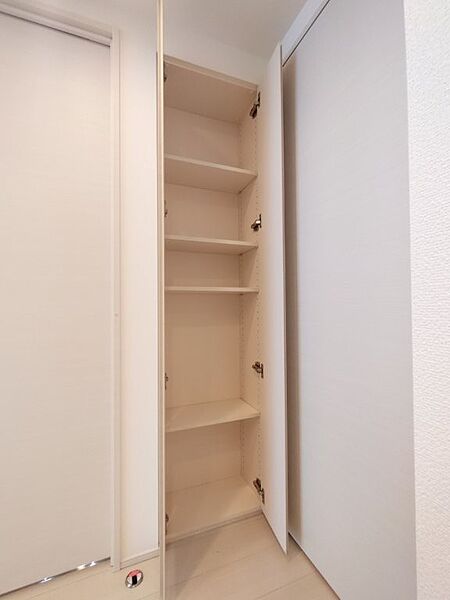 ちょっとした収納もあり、リビングをすっきりお使いいただけます。