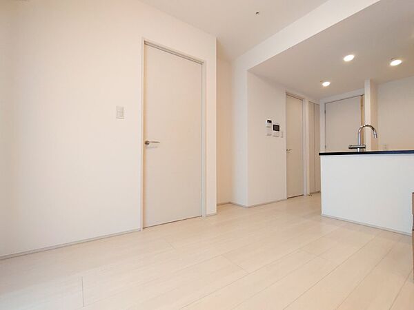 白を基調とした明るいお部屋です。どんな家具とも合わせられます。