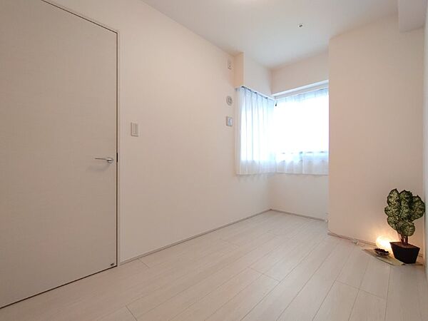 白と木目を基調とした暖かみのある明るいお部屋です。どんな家具とも合わせられます。