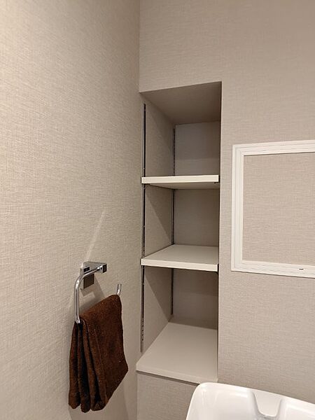 絵を飾ったり、インテリアを置くことができ、トイレにアクセントを与えてくれます。