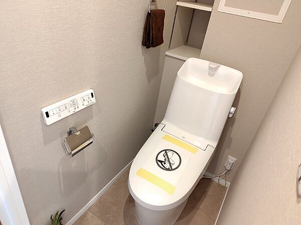 清潔で快適な温水洗浄機能付トイレです。シンプルで使い勝手がよく、お掃除も楽チンです。
