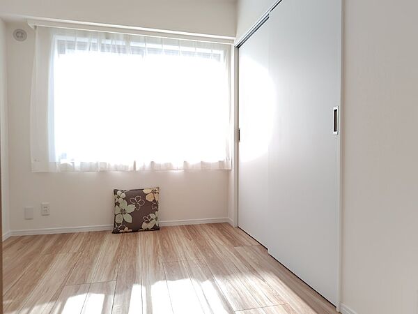白を基調とした明るいお部屋です。趣味部屋や書斎としてもお使いいただけます。