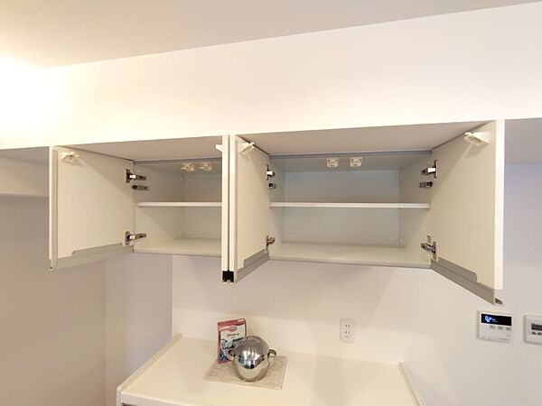 キッチンは吊り棚付きで収納力豊富。調理器具や食器もすっきり片付きます。