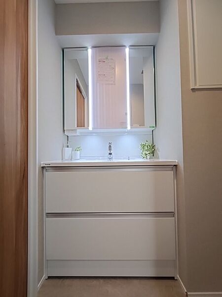 白を基調とした清潔感のあるパウダールームです。収納が付いているので小物の収納に困りません。