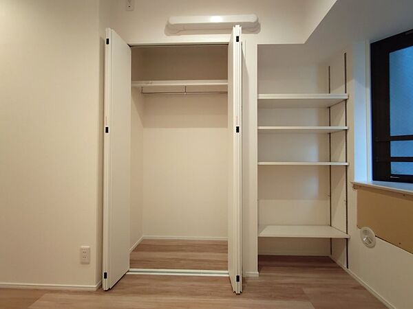 収納が付いているので小物の収納に困りません。