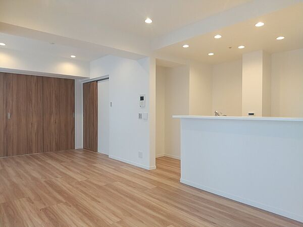 木目を基調とした暖かみのあるお部屋です。どんな家具とも合わせられます。