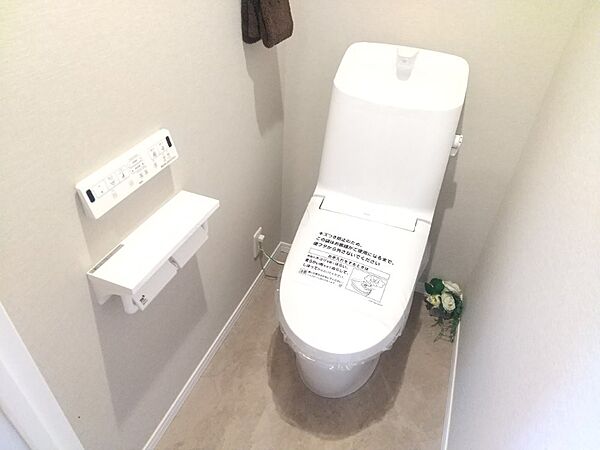 清潔で快適な温水洗浄機能付トイレです。シンプルで使い勝手がよく、お掃除も楽チンです。