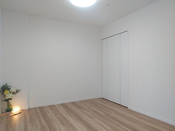 白と木目を基調とした暖かみのある明るいお部屋です。どんな家具とも合わせられます。