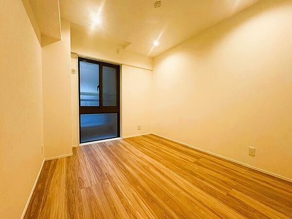 木目を基調とした暖かみのあるお部屋です。趣味部屋や書斎としてもお使いいただけます。