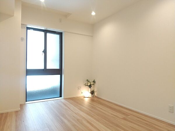 白と木目を基調とした暖かみのある明るいお部屋です。どんな家具とも合わせられます。