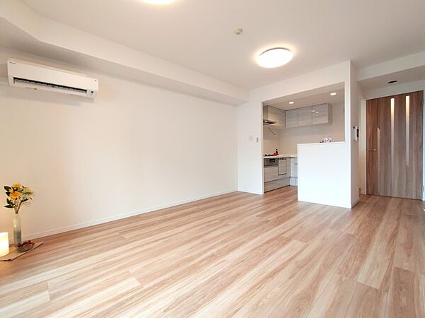 白と木目を基調とした暖かみのある明るいお部屋です。どんな家具とも合わせられます。