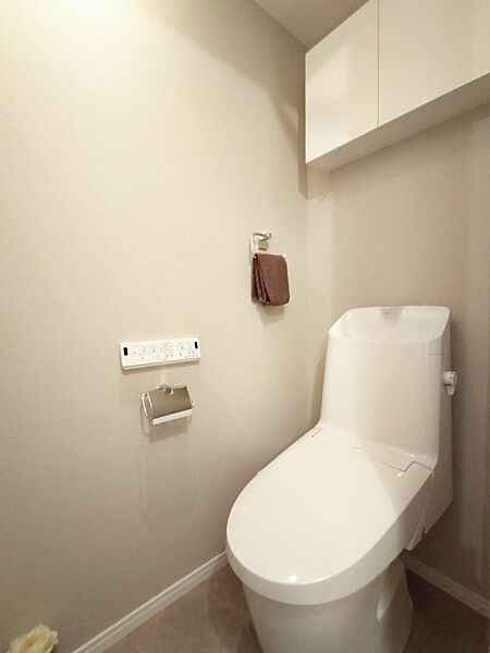 清潔で快適な温水洗浄機能付トイレです。シンプルで使い勝手がよく、お掃除も楽チンです。