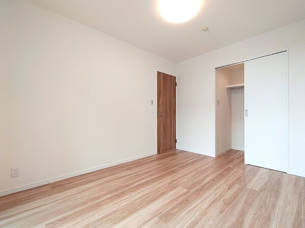 白を基調とした明るいお部屋です。どんな家具とも合わせられます。