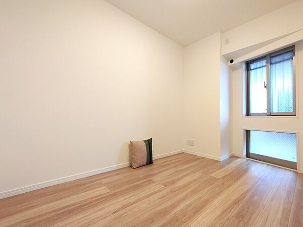 白と木目を基調とした暖かみのある明るいお部屋です。どんな家具とも合わせられます。