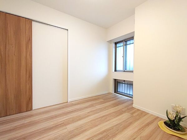 木目を基調とした暖かみのあるお部屋です。趣味部屋や書斎としてもお使いいただけます。
