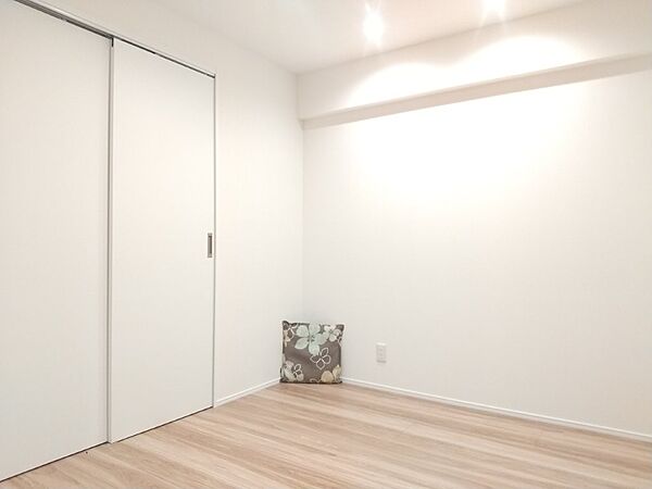 白と木目を基調とした暖かみのある明るいお部屋です。どんな家具とも合わせられます。