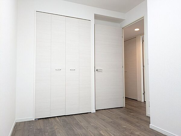 白を基調とした明るいお部屋です。趣味部屋や書斎としてもお使いいただけます。